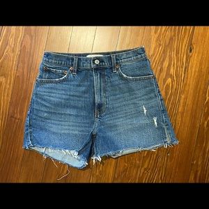 Abercrombie high rise 4” mom shorts